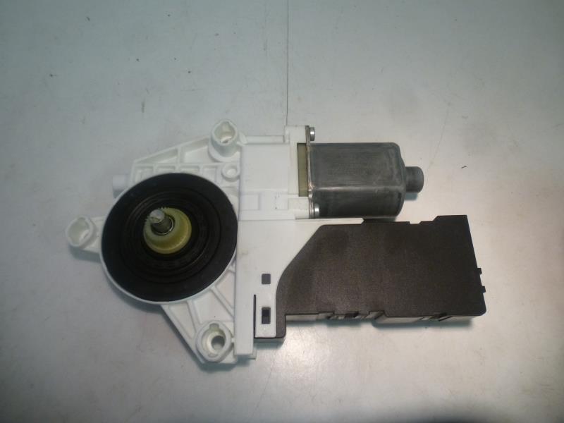 Moteur leve vitre avant droit