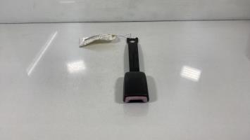 Attache ceinture avant droit