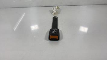 Attache ceinture avant gauche