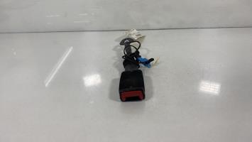 Attache ceinture avant droit