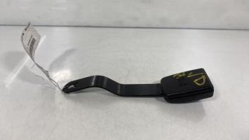 Attache ceinture avant droit