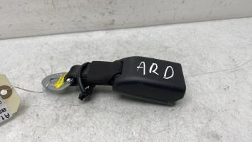Attache ceinture arriere droit
