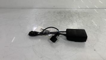 Attache ceinture avant droit