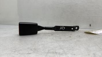 Attache ceinture avant droit