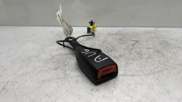 Attache ceinture avant gauche