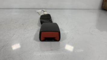 Attache ceinture arriere droit