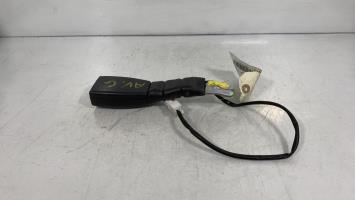 Attache ceinture avant gauche
