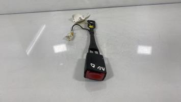 Attache ceinture avant droit