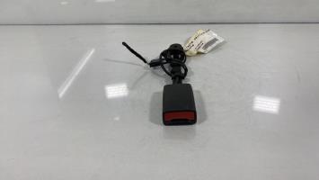Attache ceinture avant gauche