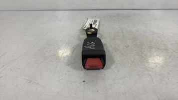 Attache ceinture avant gauche