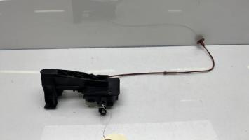 Attuatore chiavistello sportello carburante