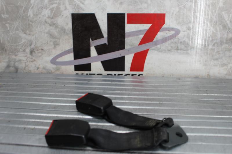 Attache ceinture arriere centrale