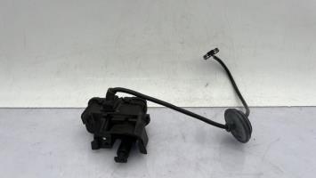 Attuatore chiavistello sportello carburante