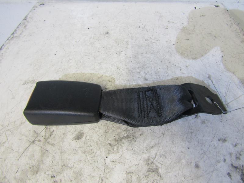 Attache ceinture arriere droit