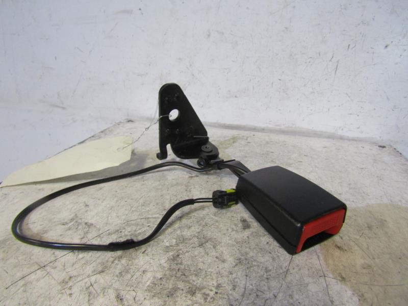 Attache ceinture arriere droit