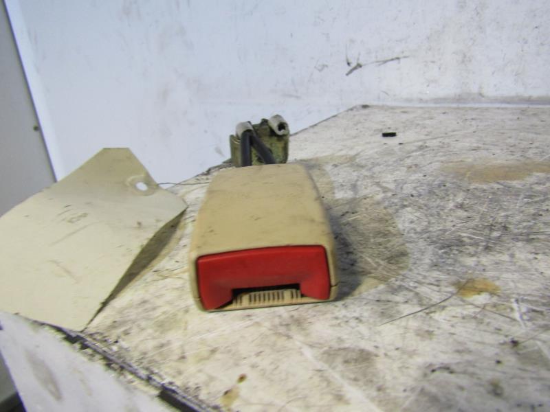 Attache ceinture arriere droit