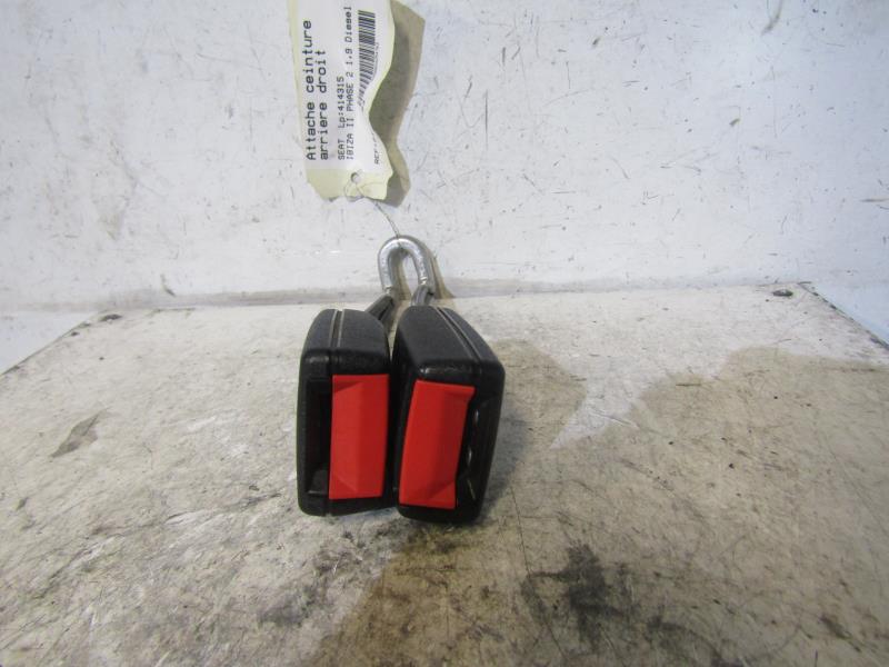 Attache ceinture arriere droit
