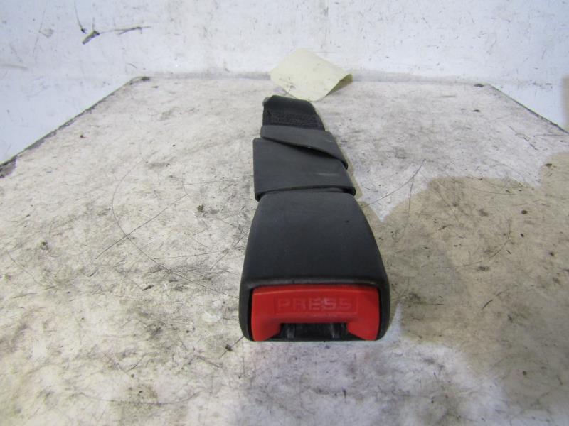 Attache ceinture arriere droit