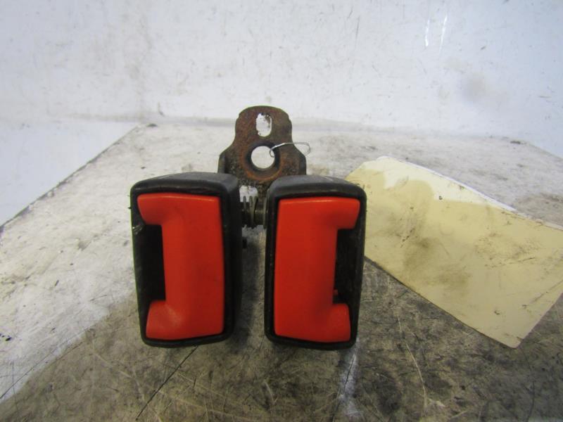 Attache ceinture arriere droit