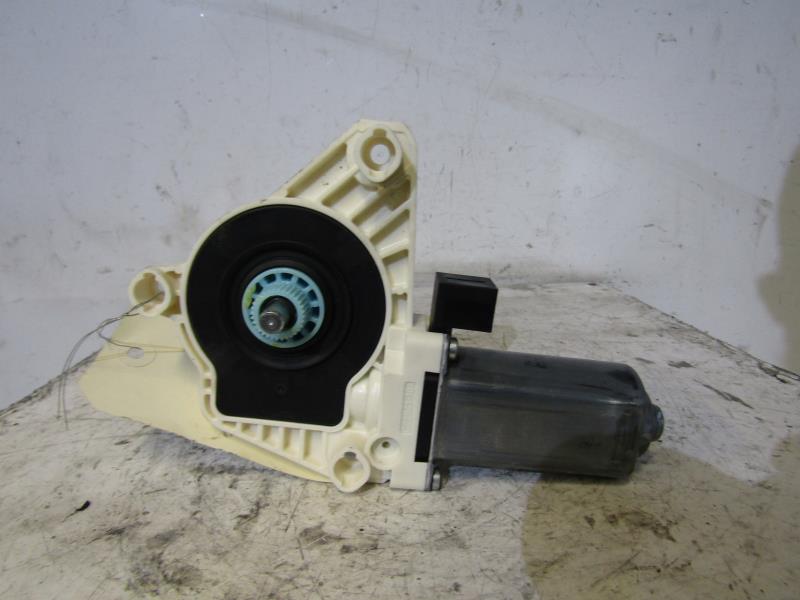 Moteur leve vitre avant droit