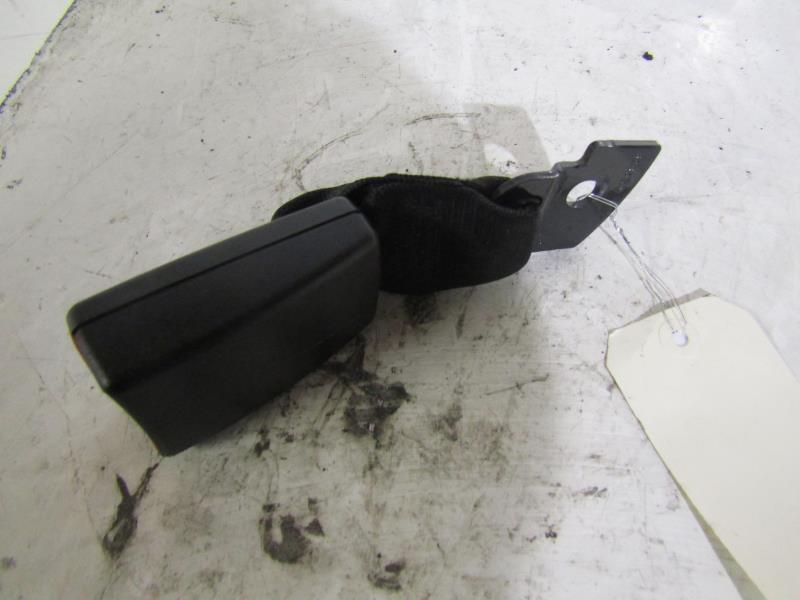 Attache ceinture arriere droit