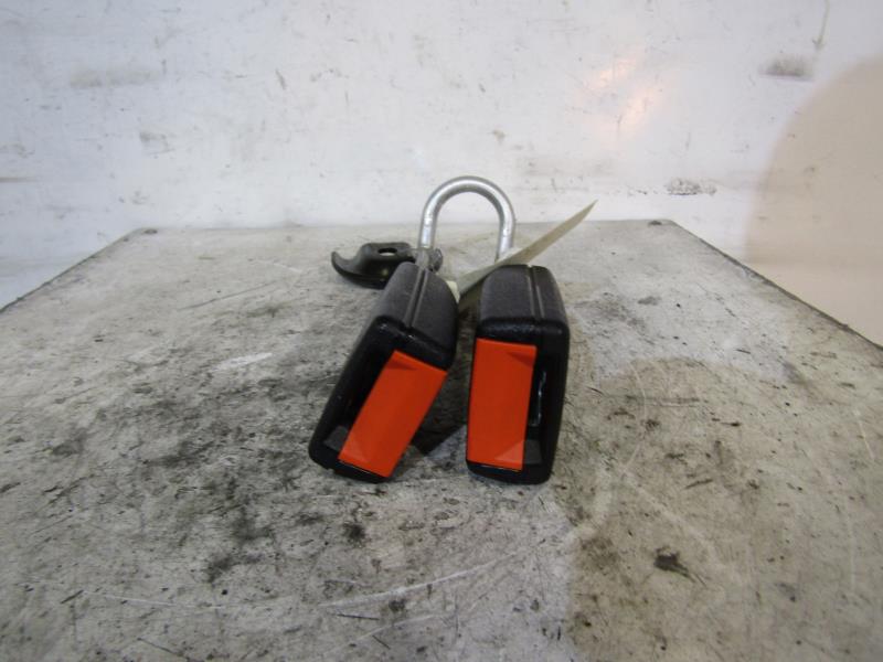 Attache ceinture arriere droit