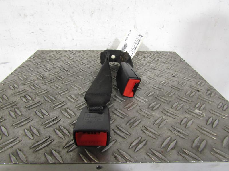 Attache ceinture arriere droit
