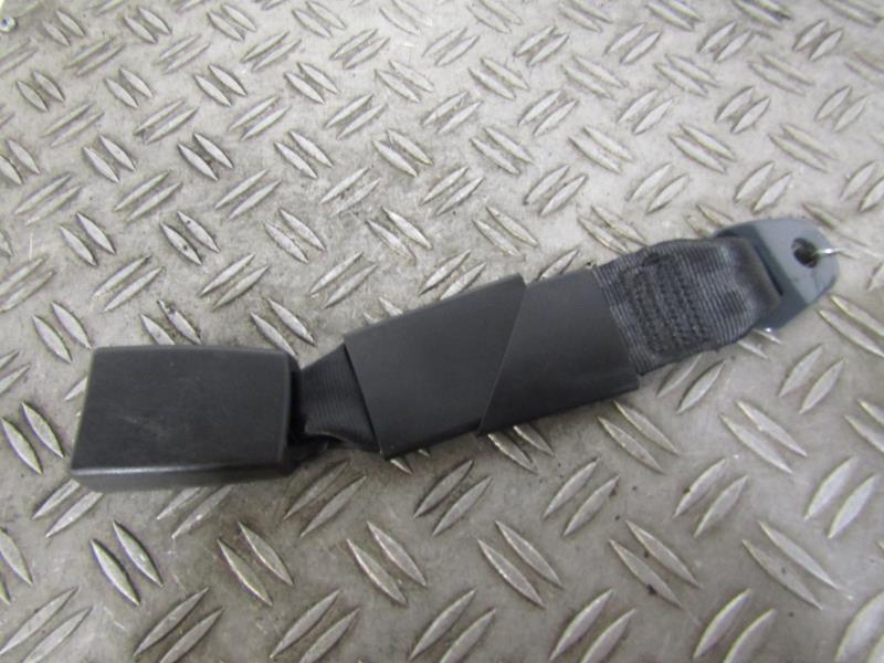 Attache ceinture arriere droit