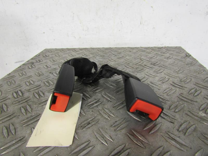 Attache ceinture arriere droit