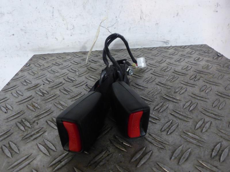 Attache ceinture arriere droit