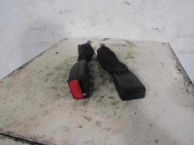 Attache ceinture arriere droit