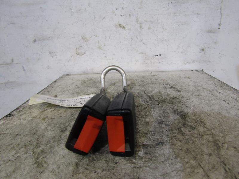 Attache ceinture arriere droit