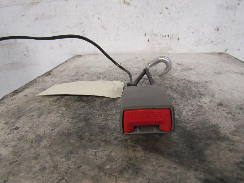 Attache ceinture arriere droit