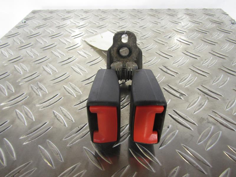Attache ceinture arriere droit
