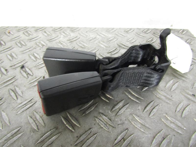 Attache ceinture arriere droit