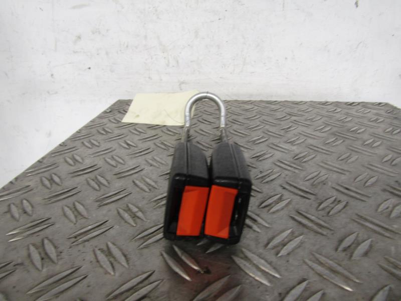 Attache ceinture arriere droit