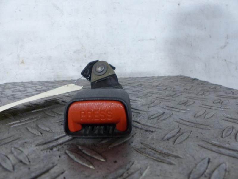 Attache ceinture arriere droit