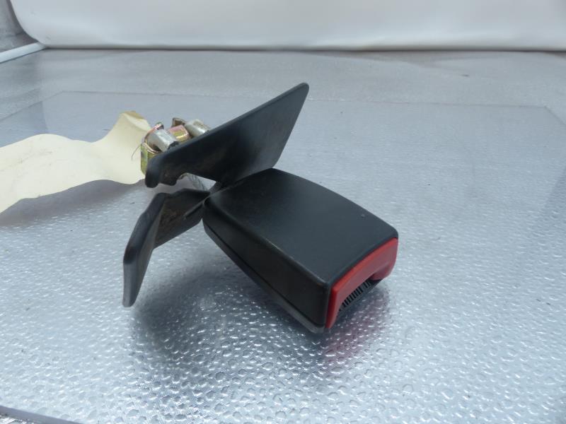 Attache ceinture arriere droit