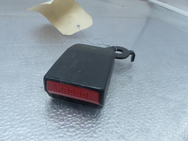Attache ceinture arriere droit