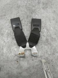 Attache ceinture arriere droit