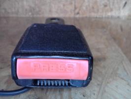 Attache ceinture avant droit