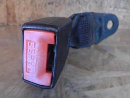 Attache ceinture arriere centrale