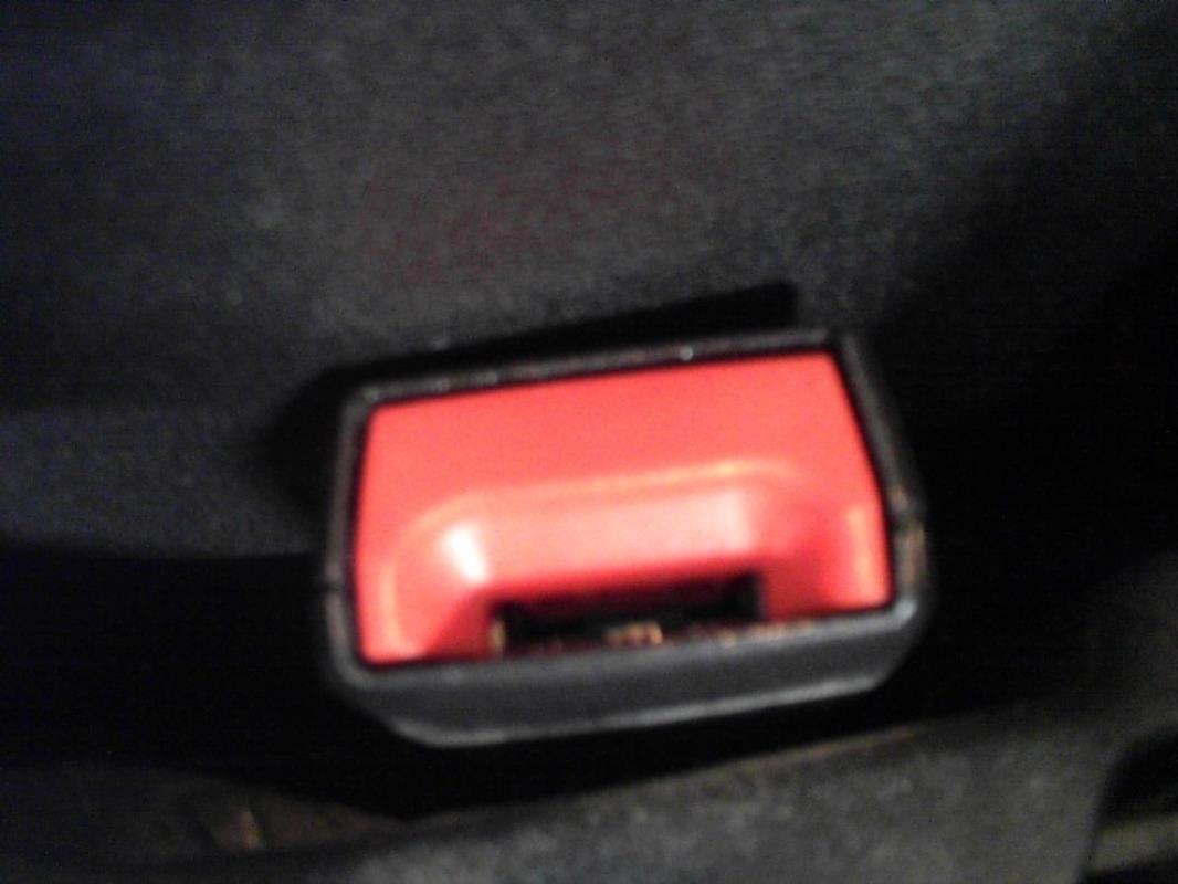 Attache ceinture avant droit