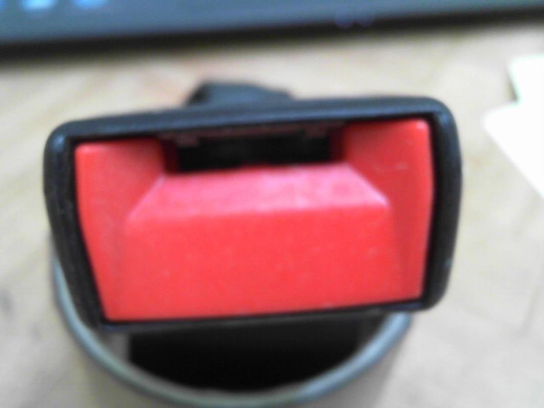 Attache ceinture arriere droit