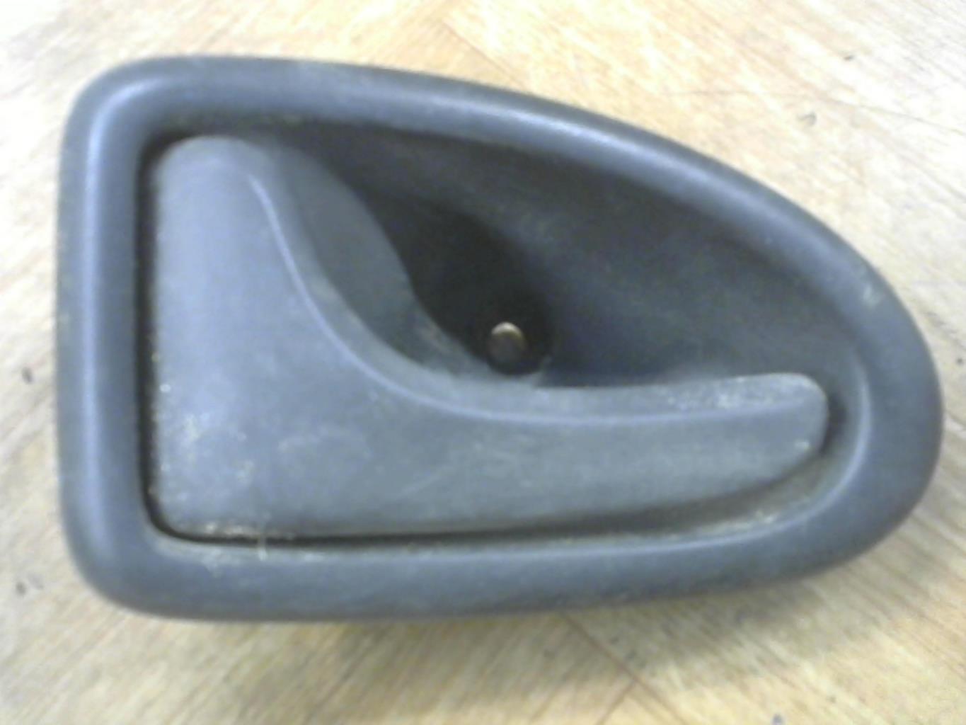 Poignee porte avant gauche