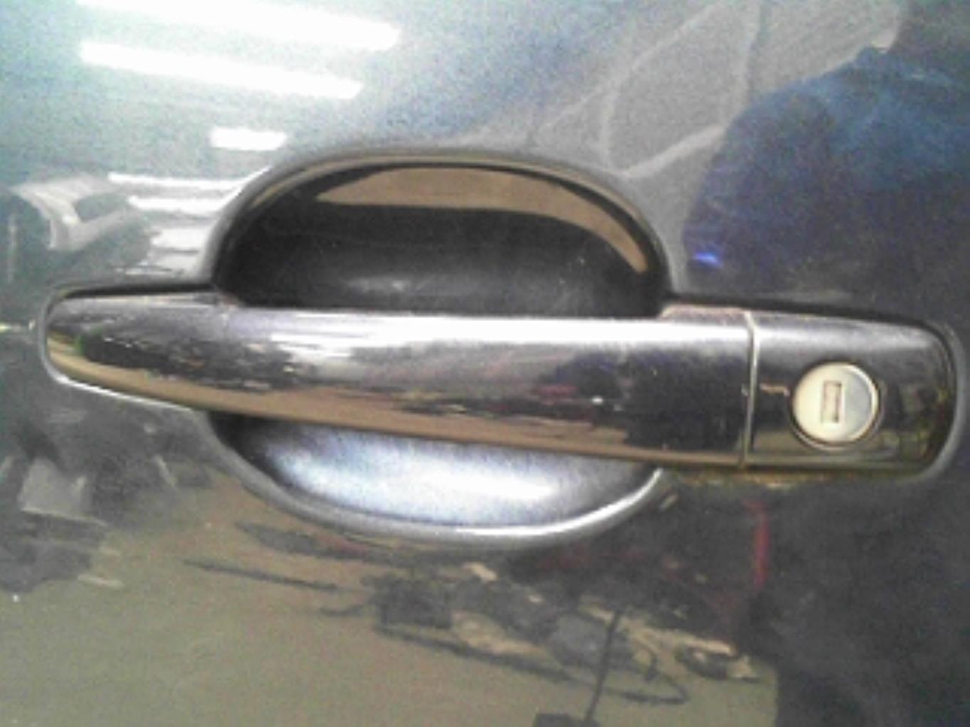 Poignee porte avant gauche