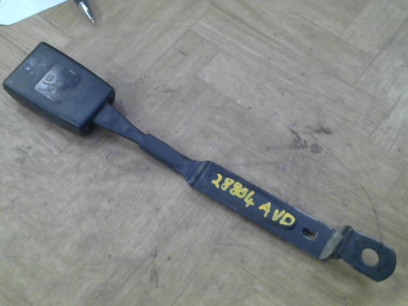Attache ceinture avant droit