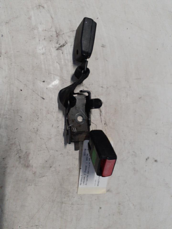 Attache ceinture arriere droit