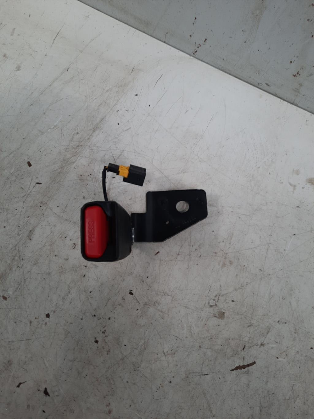 Attache ceinture arriere gauche