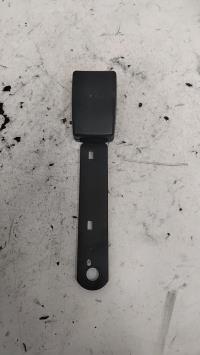 Attache ceinture avant gauche